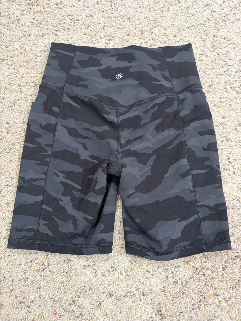Athleta Salutation Stash Picket II 7 inch short small